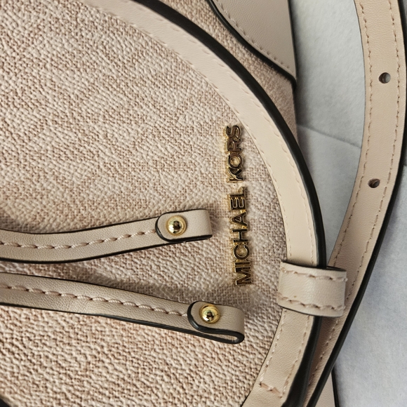 Michael Kors Cream Bucket Bag - Picture 2 of 6